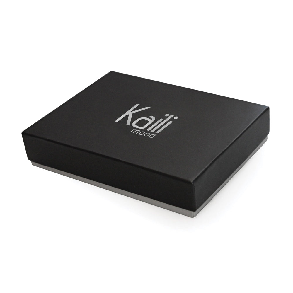 K12220AF | Portafogli Uomo in Vera Pelle pieno fiore, Naked. Colore Nero. Protezione RFID. Dimensioni da chiuso: cm 11,5 x 8,3 x 2. Confezione: Scatola regalo fondo/coperchio