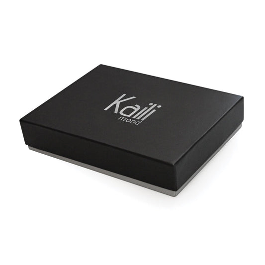 K12220AF | Portafogli Uomo in Vera Pelle pieno fiore, Naked. Colore Nero. Protezione RFID. Dimensioni da chiuso: cm 11,5 x 8,3 x 2. Confezione: Scatola regalo fondo/coperchio